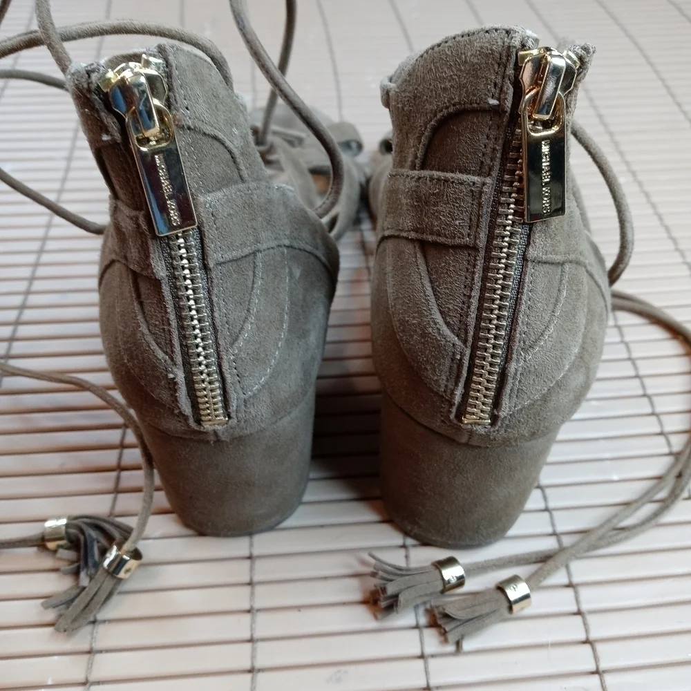 MICHAEL MICHAEL KORS MIRABEL SUEDE STRAPPY SANDALS - SIZE 10M TAN. A1pem